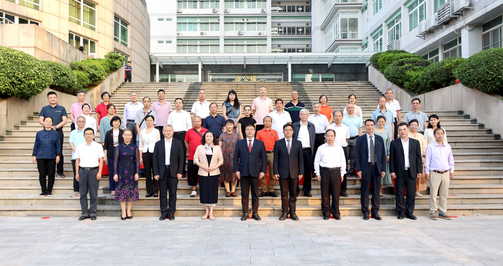 廣州中醫(yī)藥大學(xué)隆重舉行2024年教職工榮休儀式