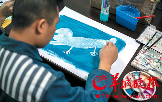 精神病罪犯在創(chuàng)作原生藝術(shù)畫作 精神病罪犯在創(chuàng)作原生藝術(shù)畫作