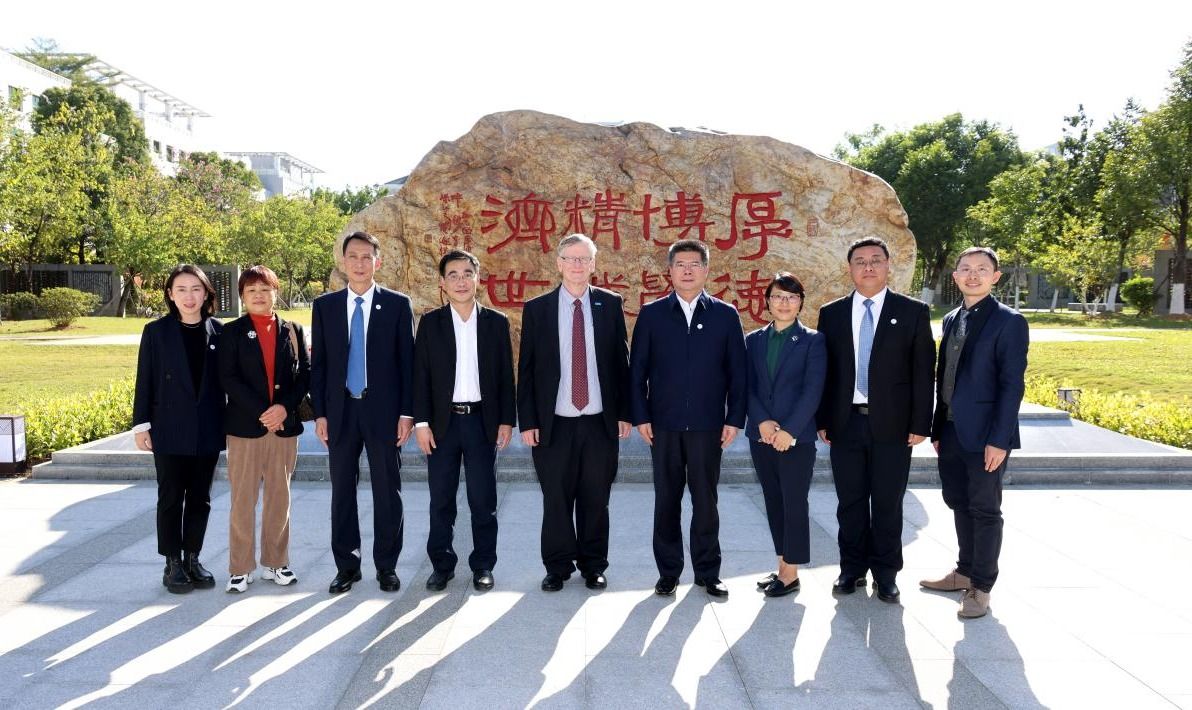 世界衛(wèi)生組織整合醫(yī)療服務司司長魯?shù)稀ぐ８袼挂恍性L問廣州中醫(yī)藥大學