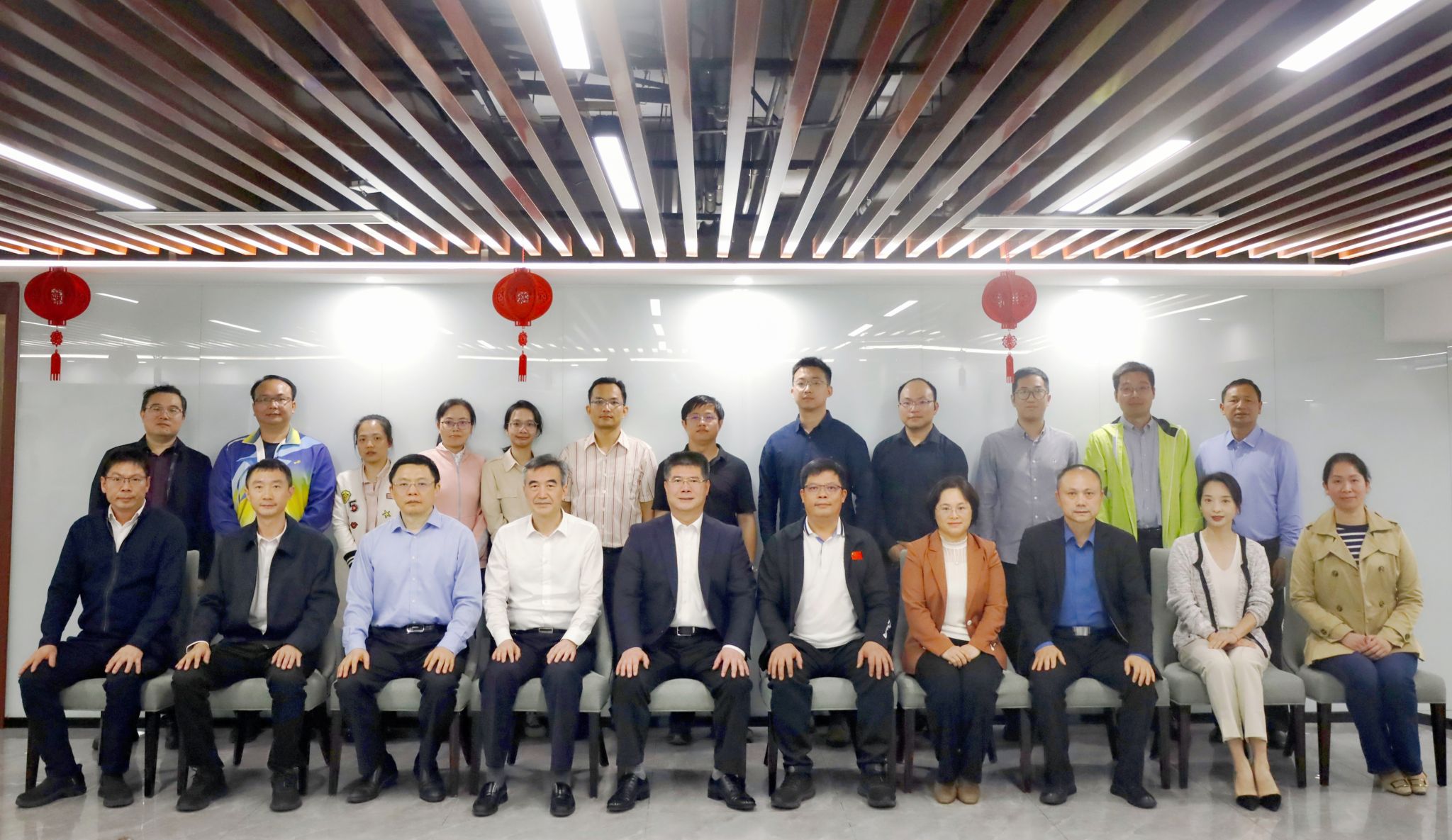 陳文鋒慰問學(xué)校外派干部代表