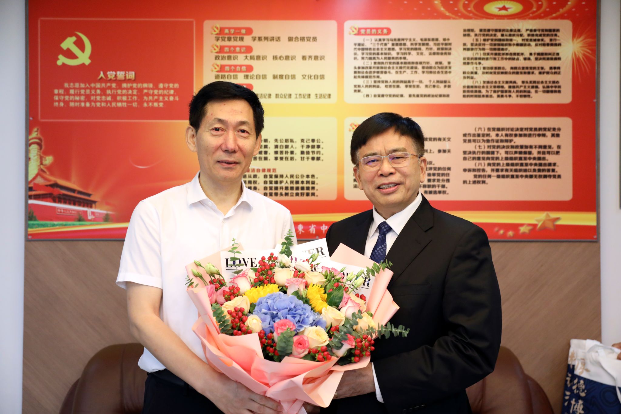 廣州中醫(yī)藥大學(xué)領(lǐng)導(dǎo)走訪慰問教師