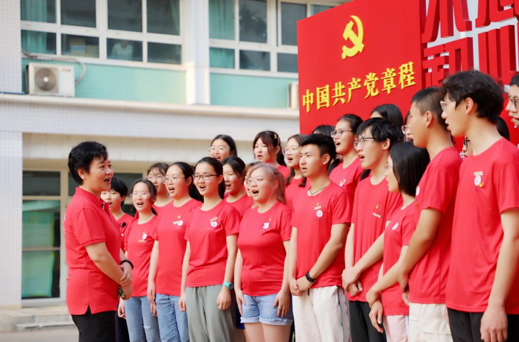 黨委書記張建華思政第一課走出教室學(xué)黨史