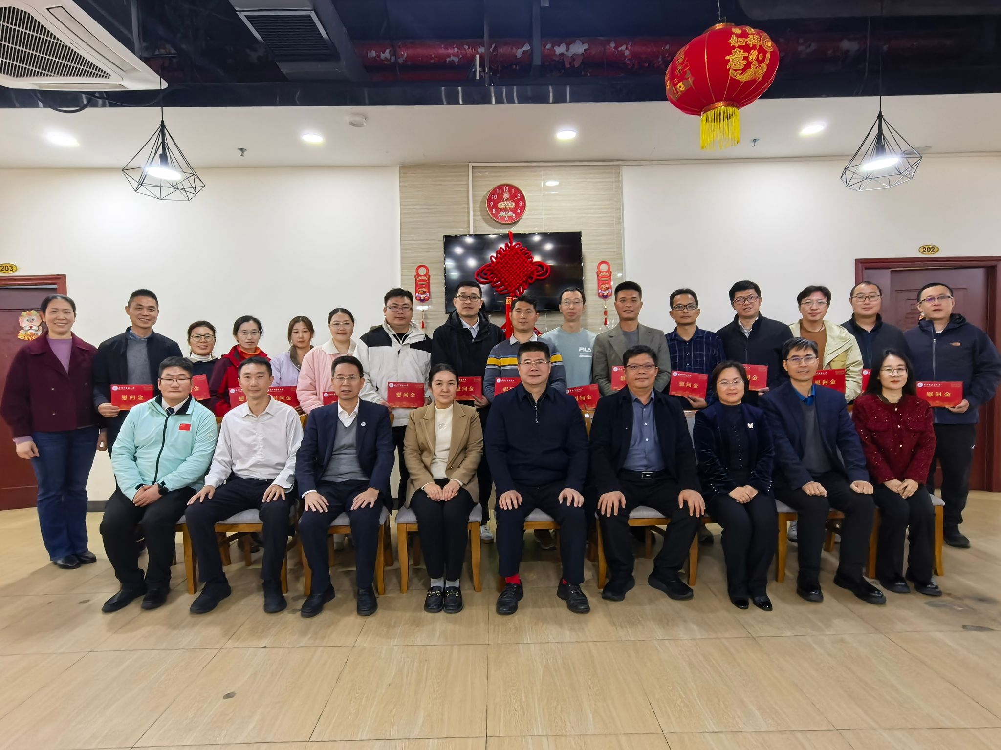 陳文鋒慰問學(xué)校外派幫扶干部代表