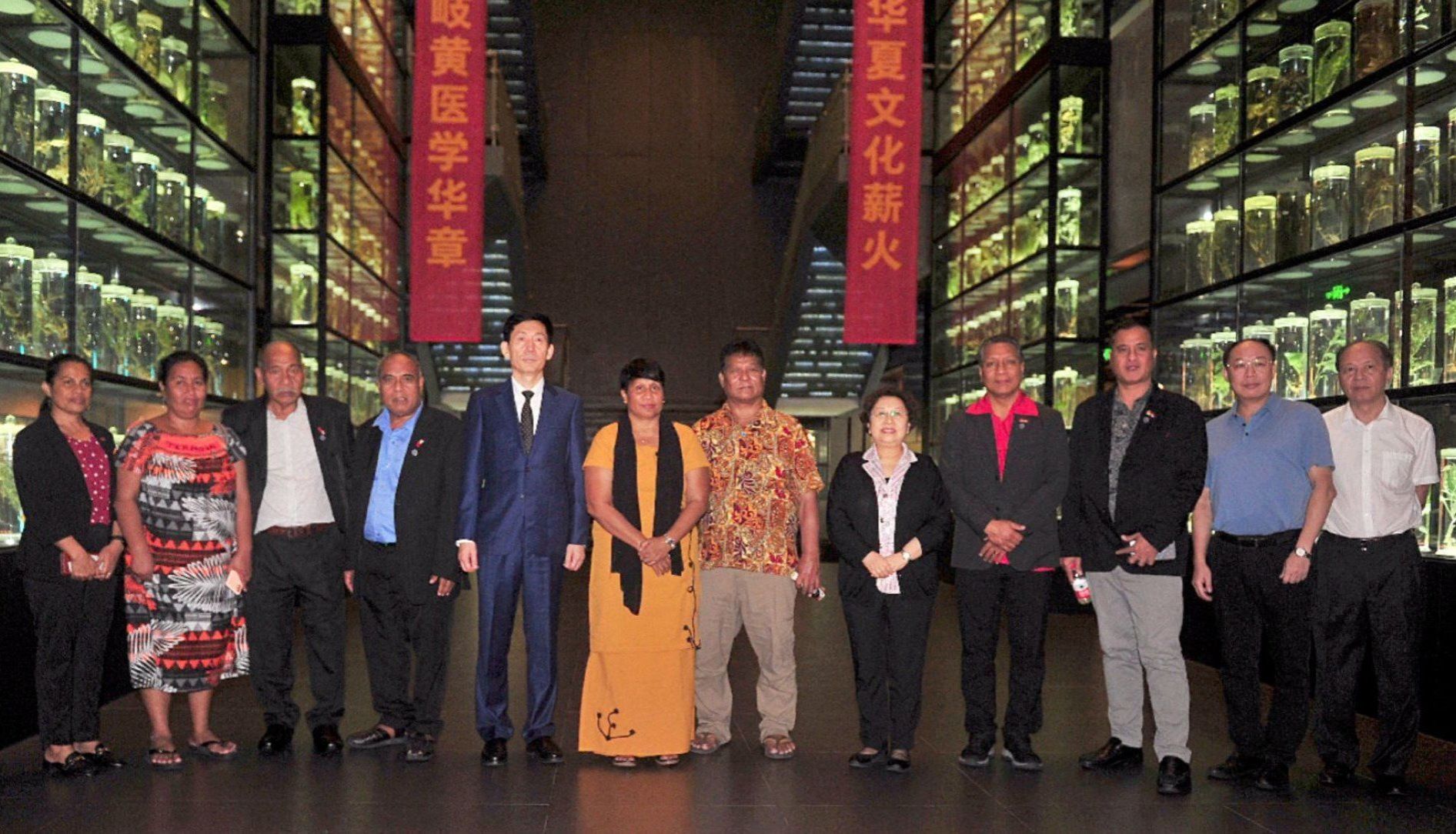 基里巴斯共和國(guó)議長(zhǎng)坦加麗基·里特及代表團(tuán)一行來(lái)廣州中醫(yī)藥大學(xué)訪問(wèn)