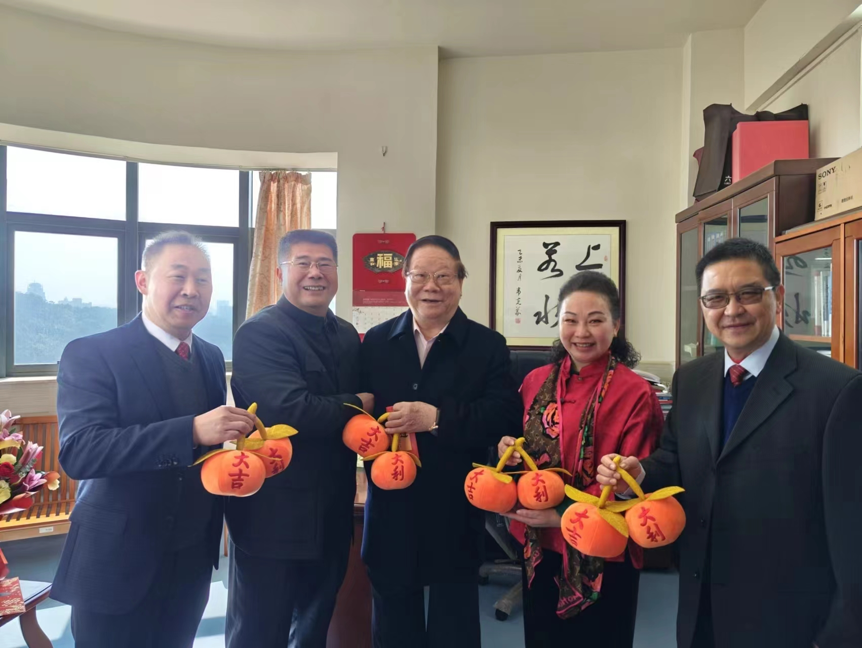 學(xué)校領(lǐng)導(dǎo)慰問春節(jié)期間在崗一線員工